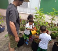 USO DO BIOFERTILIZANTE NA HORTA DO PROJETO COLORIR SUSTENTÁVEL - ELKEM
