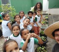 USO DO BIOFERTILIZANTE NA HORTA DO PROJETO COLORIR SUSTENTÁVEL - ELKEM