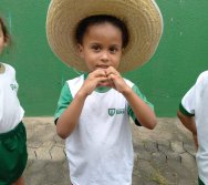 USO DO BIOFERTILIZANTE NA HORTA DO PROJETO COLORIR SUSTENTÁVEL - ELKEM