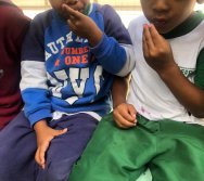 COLHEITA - CRIANÇAS COLHEM AMORAS APOS APRENDEREM TODO O PROCESSO DA HORTA