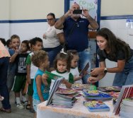 MAIS DE 400 CRIANÇAS FORAM CONTEMPLADAS COM LIVROS DOS CLÁSSICOS DA LITERATURA
