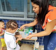 DIA DE PLANTAR RABANETES COM O CMEI REGIONAL SILVESTRE - PEQUENOS HORTICULTORES NO PROJETO COLORIR SUSTENTÁVEL