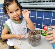 DIA DE PLANTAR RABANETES COM O CMEI REGIONAL SILVESTRE - PEQUENOS HORTICULTORES NO PROJETO COLORIR SUSTENTÁVEL