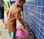 DIA DE PLANTAR RABANETES COM O CMEI REGIONAL SILVESTRE - PEQUENOS HORTICULTORES NO PROJETO COLORIR SUSTENTÁVEL