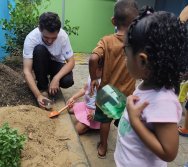 DIA DE PLANTAR RABANETES COM O CMEI REGIONAL SILVESTRE - PEQUENOS HORTICULTORES NO PROJETO COLORIR SUSTENTÁVEL