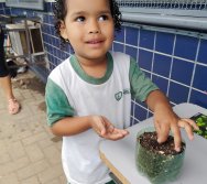 DIA DE PLANTAR RABANETES COM O CMEI REGIONAL SILVESTRE - PEQUENOS HORTICULTORES NO PROJETO COLORIR SUSTENTÁVEL