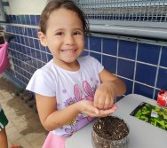 DIA DE PLANTAR RABANETES COM O CMEI REGIONAL SILVESTRE - PEQUENOS HORTICULTORES NO PROJETO COLORIR SUSTENTÁVEL