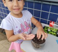 DIA DE PLANTAR RABANETES COM O CMEI REGIONAL SILVESTRE - PEQUENOS HORTICULTORES NO PROJETO COLORIR SUSTENTÁVEL