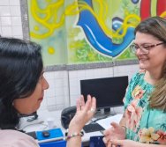 CONTANDO HISTÓRIAS COLORINDO VIDAS - PROJETO APOIE - PSICÓLOGOS E ASSISTENTES SOCIAIS (CARIACICA)