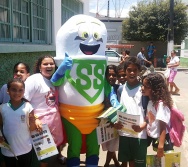 SUPER SUSTENTÁVEL CHEGA EM FUNDÃO E RECEPCIONA AS CRIANÇAS DA EMEF PROF ERNESTO NASCIMENTO