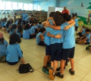 ENCONTRO DOS AUTORES DO LIVRO BULLYING COM ALUNOS DO COLÉGIO MARISTA.
