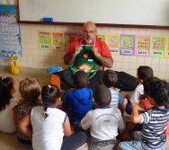 SENSIBILIZAÇÃO COM CRIANÇAS DE 3,4 E 5 ANOS APLICAÇÃO DO PROJETO COLORIR