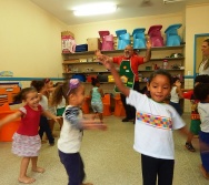 SENSIBILIZAÇÃO COM CRIANÇAS DE 3,4 E 5 ANOS APLICAÇÃO DO PROJETO COLORIR