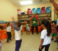 SENSIBILIZAÇÃO COM CRIANÇAS DE 3,4 E 5 ANOS APLICAÇÃO DO PROJETO COLORIR