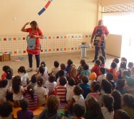 CONTANDO HISTÓRIAS NO CMEI MARIA AMÉLIA - PRAIA DE CARAPEBUS - SERRA.
