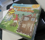 EQUIPE COLORIR PREPARANDO MATERIAL PARA O CURSO BULLYING BRINCADEIRA EM LIMITE