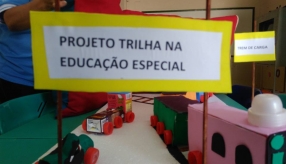 PROFESSORA DELZA DA EDUCAÇÃO ESPECIAL PRODUZ MAQUETE COM ALUNOS - SEGURANÇA FERROVIÁRIA - NTV